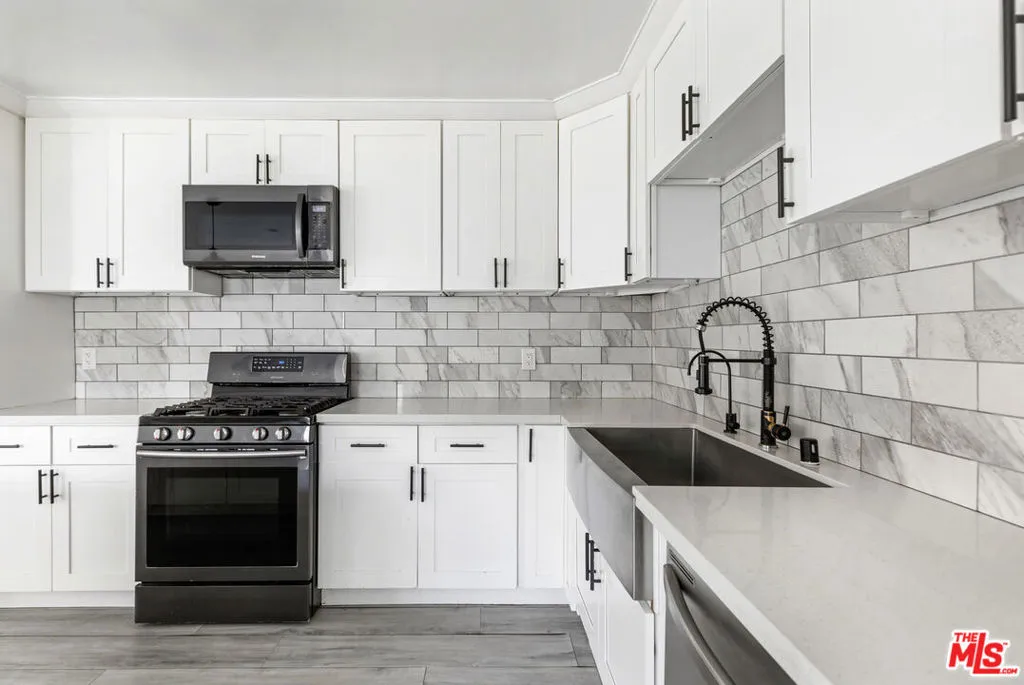 3921 S Victoria Avenue, View Park, California 90008 home-pic-16